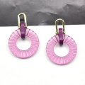 Boucles d&#39;oreilles laser à forme rond acrylique de couleur violette personnalisée